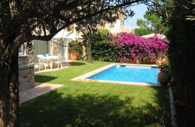 Modern Villa with private pool , 7 minutes walk to the beaches.