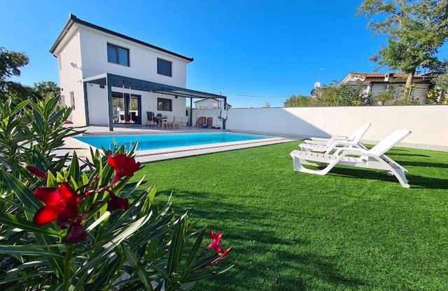 Modern villa with private pool only 7 min from the beach