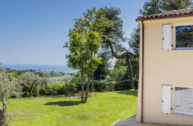 Modern villa with sea views in Sirolo, just 10 minutes from the beautiful beaches of Conero