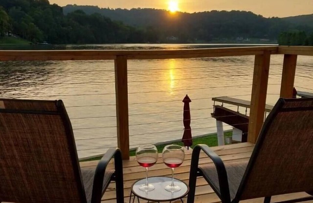 Modern Waterfront Apt Lake White