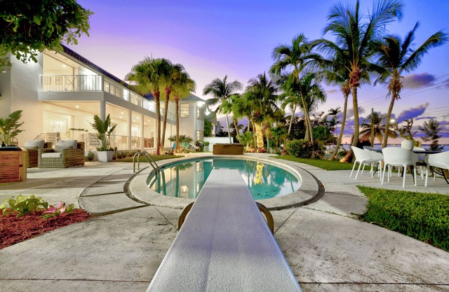 Modern with Private Pool and Sea Pool across from house!
