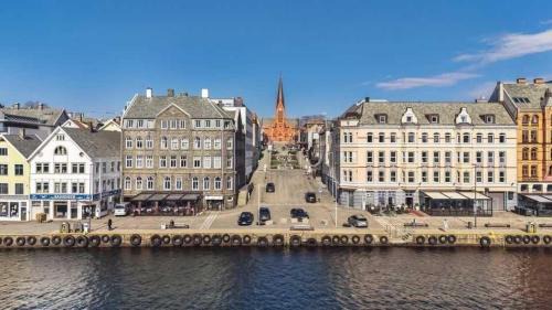 Moderne og sentral leilighet ved sjøen