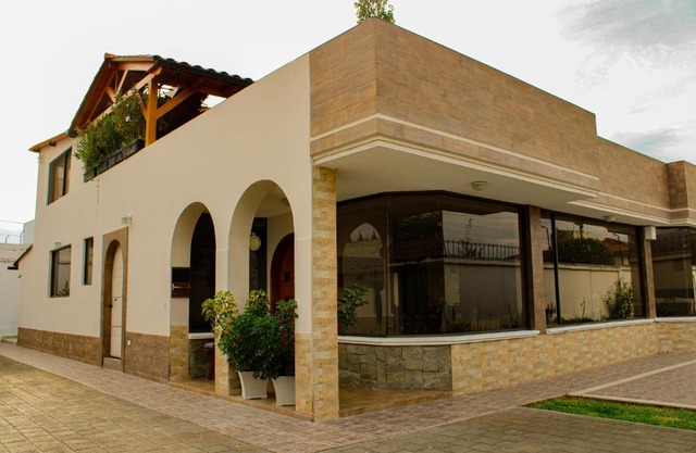 Moderno & Cálido Chalet con Amplia Área Verde