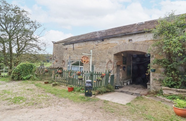 MOLDY WARP BARN, pet friendly, character holiday cottage in Haworth