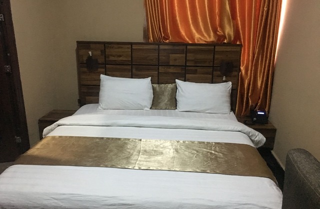 Momak 4 Hotel & Suites