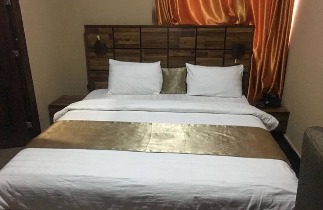 Momak 6 Hotel & Suites