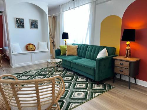 Monkey Jungle Vibrant 2-BDRM Rooftop Access, Unit #6
