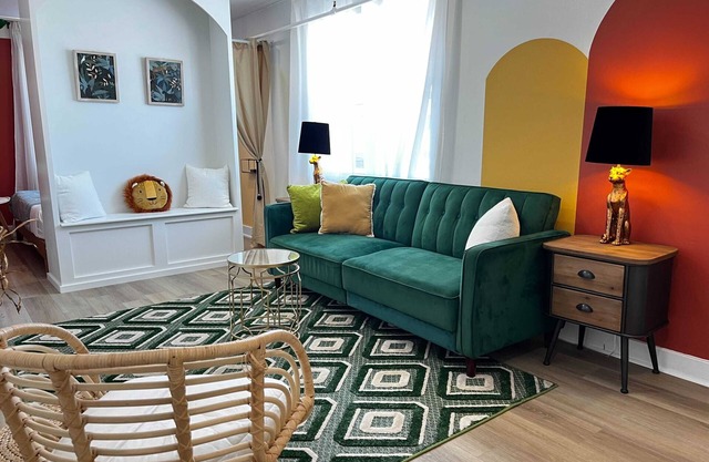 Monkey Jungle, Vibrant 2-BDRM, Rooftop Access