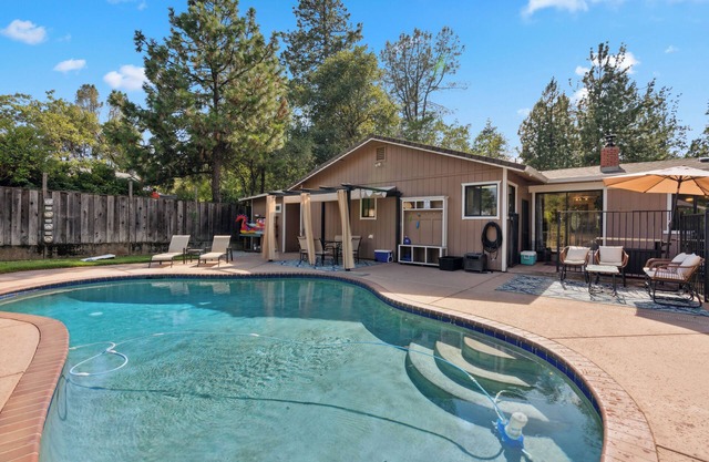 Montana Grove - Pool/Game Room/Boat Parking/Space for large groups