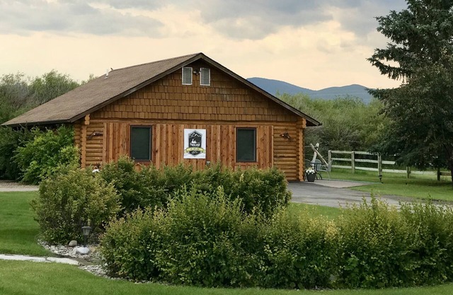 Montana Inspired Cabin close to 4 season outdoor recreation