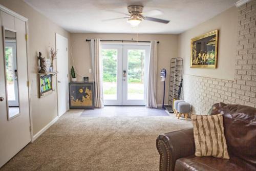 Moon River Smart-Suite near Interstate 44 and Airport