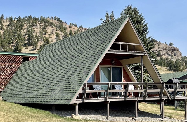 Moose Cabin sleeps 6, Fun Cabin, Majestic Mtn View, Hear Rushing River, Private