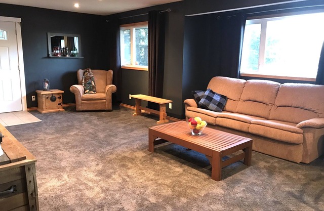 Moose Mountain Hideaway Private 2 Bedroom & Spacious Loungen4 people maximum