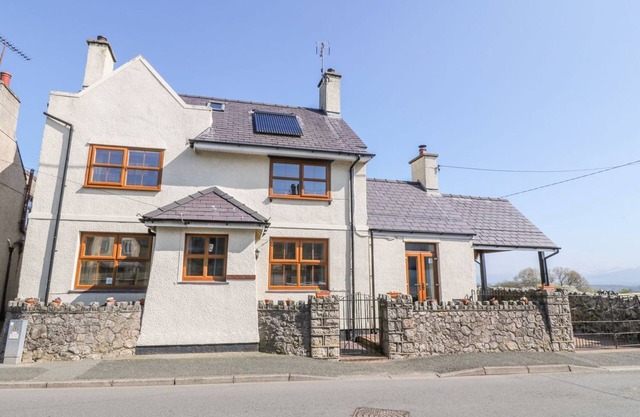 MORANNEDD, pet friendly, with open fire in Newborough