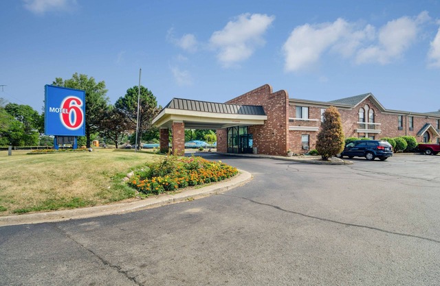 Motel 6 Waukegan, IL