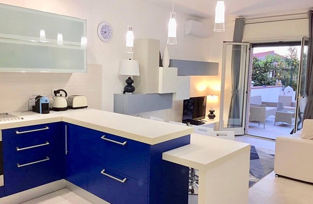 "MOTTOLA APARTMENT" SUITE with Terrace 200 m from the sea