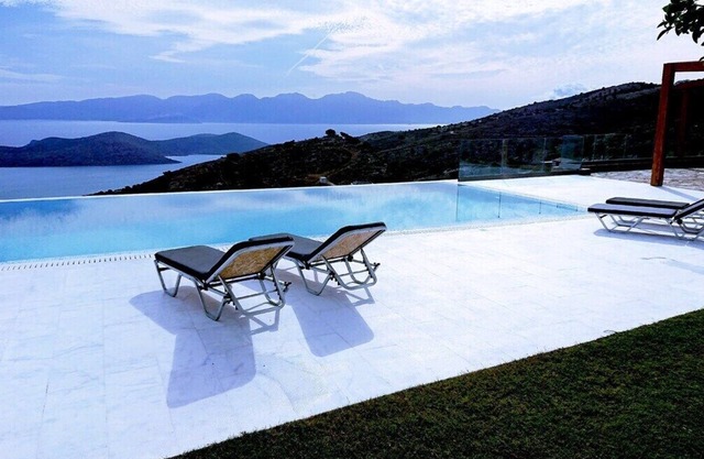 Mountain and Private Beach VILLA EAGLE 2-10 pers.