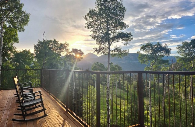 Mountain Cabin w/360° Views, Hot Tub, Pet-Friendly, Trails, Fireplace, Sleeps 16