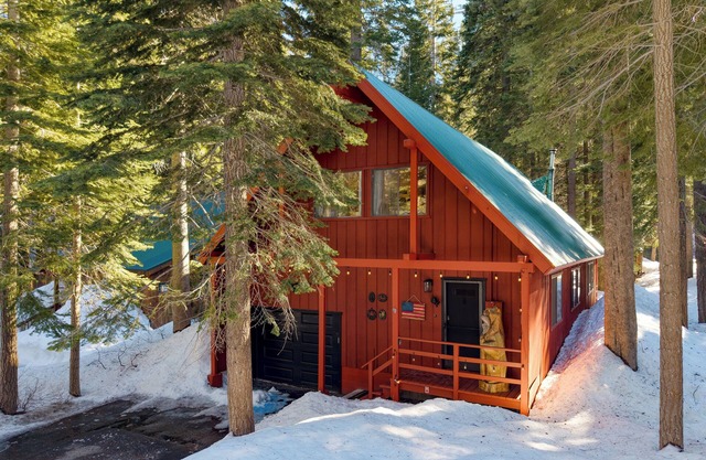 Mountain Cabin w/Fireplace, Balcony & Easy Ski Access | Bear Americana