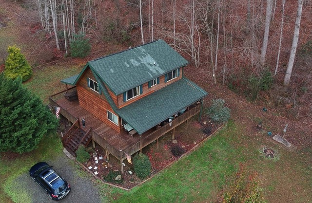 Mountain Cabin with Wrap-Around Porch and Creek near the Dragon’s Tail