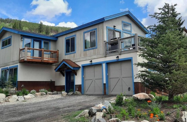 Mountain Chalet w private hot tub, walk to slopes. Pet Friendly. Sleeps 6