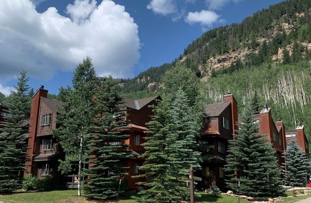 Mountain getaway condo with view of the mountains , sleeps 4 to 5