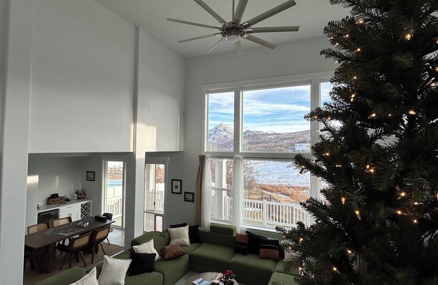 Mountain Home l Spa & Stream behind house l Hike, Mountain Bike & Ski mins away