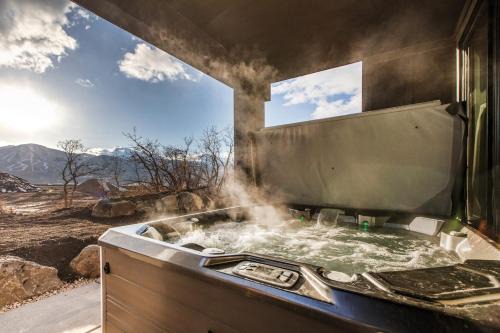 Mountain House PC, Snowy Lake Views Private Hot Tub, New Build, Jordanelle Lake!