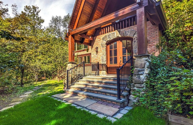 Mountain Lodge Retreat, Near New Paltz &Hikes.nNature and modern convenience.