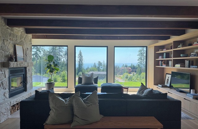 Mountain Retreat with unobstructed ocean views!