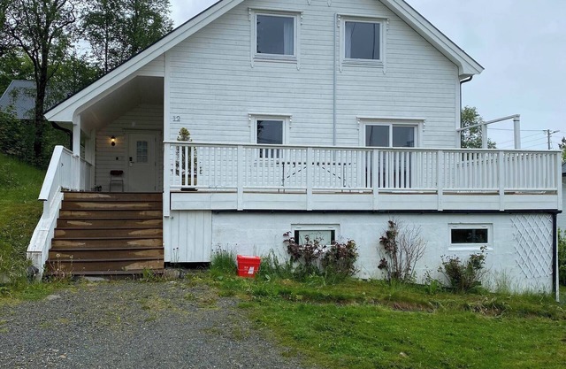 Mountain Retreat in Brattvåg - Unwind in Nature