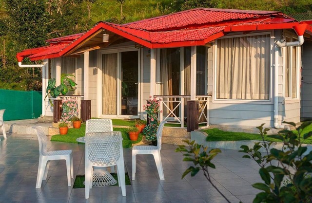 Mountain Retreat, Mukteshwar by Ebony Stays| Luxury 6BHK with Himalayan Views