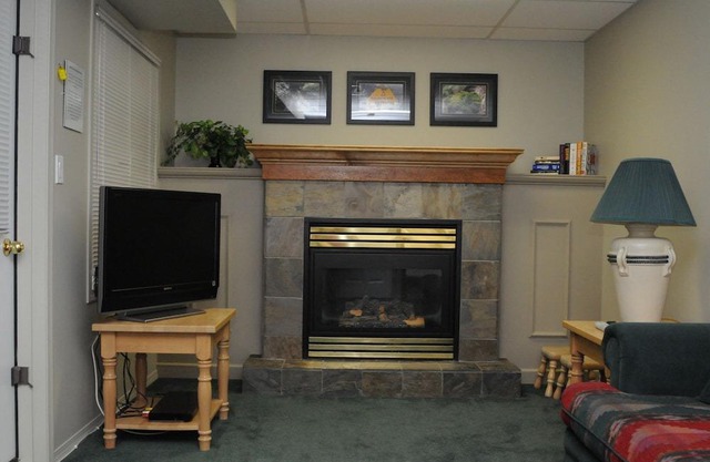 Mountain Side Ski-in Cabin w/ Private Hot Tub - 5 Min. Walk to Chairlift