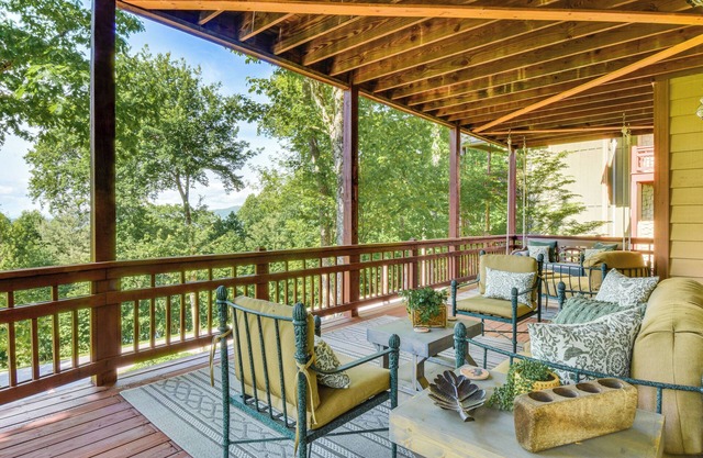 ‘Mountain Time’ Cashiers Condo w/Deck & Views!