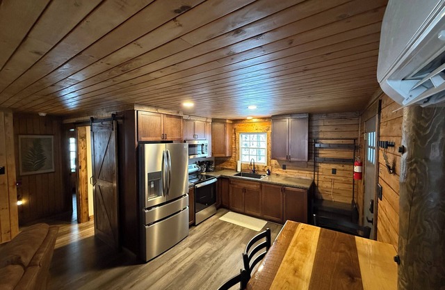 Mountain-Top Cabin: A Secluded Escape in the Heart of the Laurel Highlands