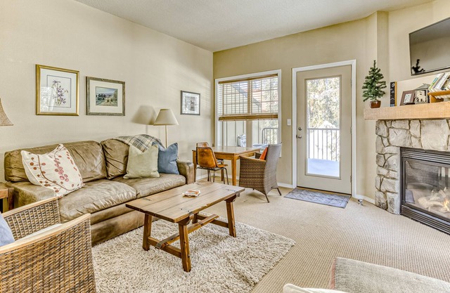 Mountain townhome with pool, sauna, private balcony, fireplace, & W/D
