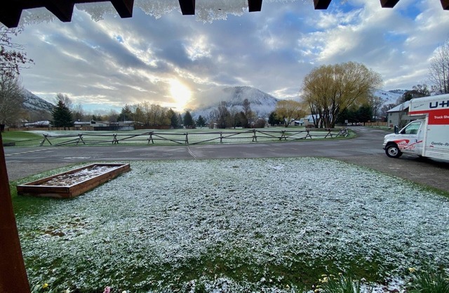 Mountain view 4 BR w/two decks, fenced backyard, and wood-burning fireplace