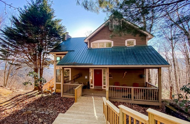 Mountain view cabin with expansive deck, balcony, & fireplace - dogs OK