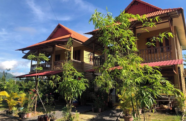 Mountain View House 120sqm 2 separate apartmnts car park spring water fiber WIFI