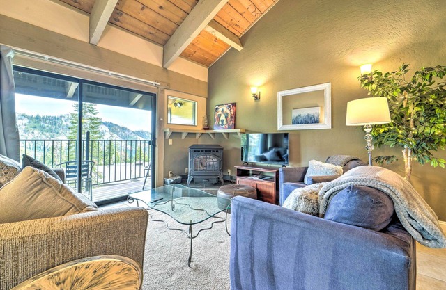 Mountain-View Lake Tahoe Paradise: 8 Mi to Beaches