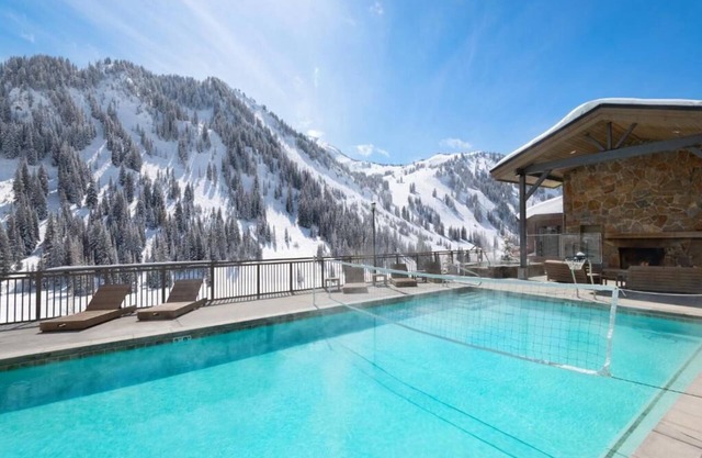 Mountain View Resort with Lux Spa and Outdoor Pool Warmth