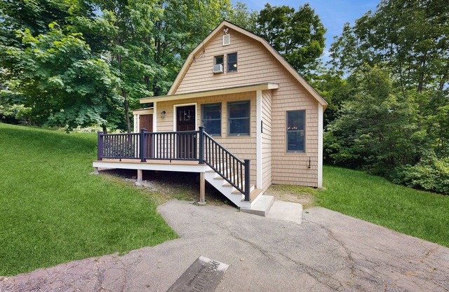 Mountain village home: walk to downtown, entertainment; close to Mt. Cranmore