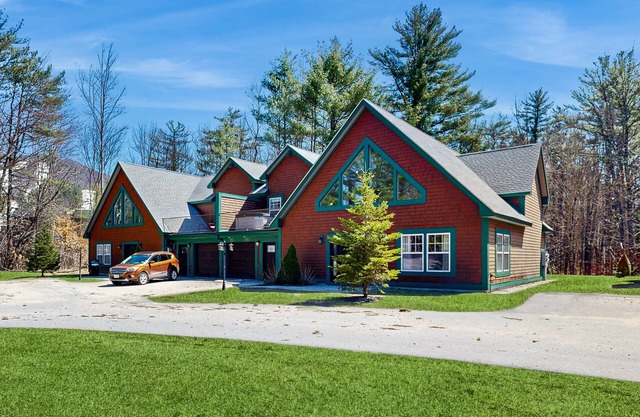 Mountainside townhome w/hot tub: walk to lift & downtown