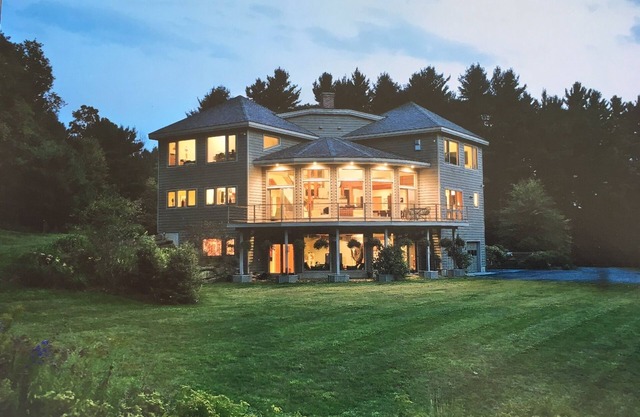 Mountaintop Modern Home, spacious living areas, outdoor venues & lovely vistas