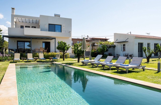 MOUSIKI, elegant villa with pool, terrace, and garden. 450 m from the beach