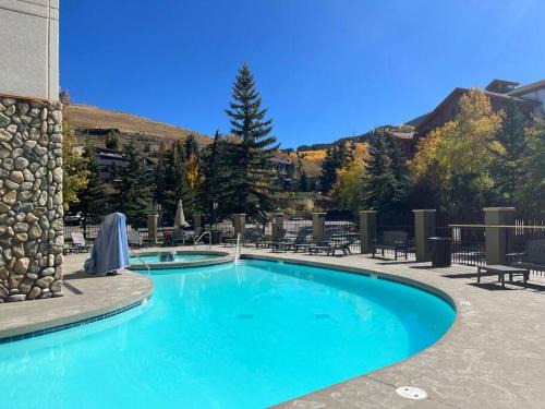 MT CB Mountain Side with King Bed, Hot Tub, Pool & Kitchen!