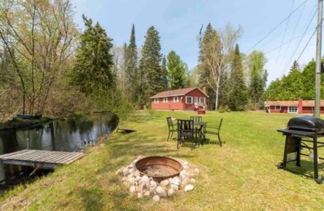 Mud Creek Cottage waterfront acre lot & game-room