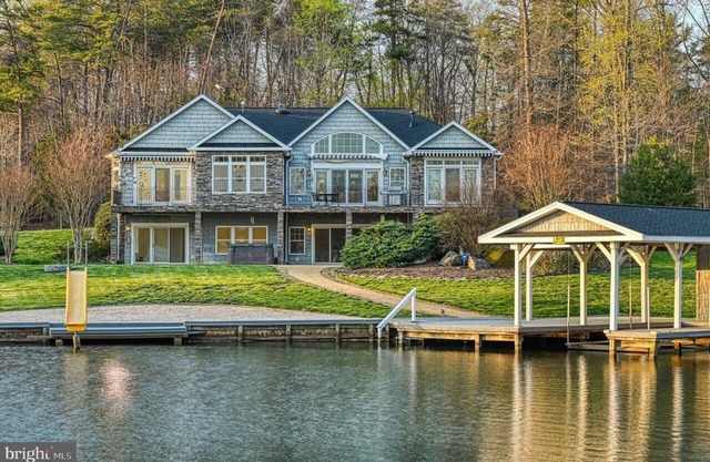 Multi-family DREAM - LAKEFRONT w/private lagoon. Sleeps 20 w/TWO full kitchens