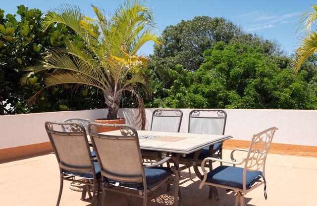 Multi-unit beachside complex for up to 15 guests!