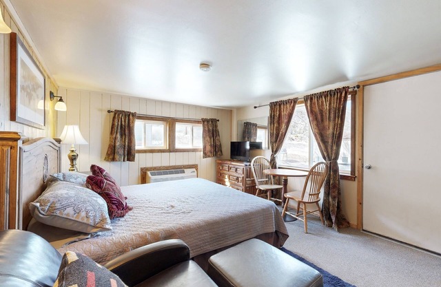 Multi-unit home with deck, grill, mtn views, W/D, & AC
